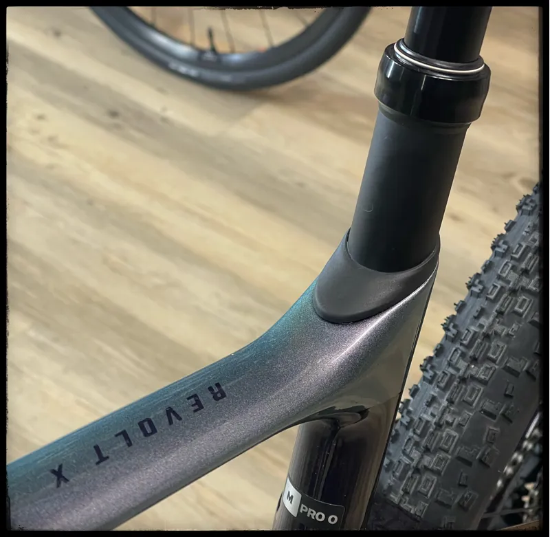 Revolt X Advanced Pro 0 Medium Airglow/Black 2023Currant-3